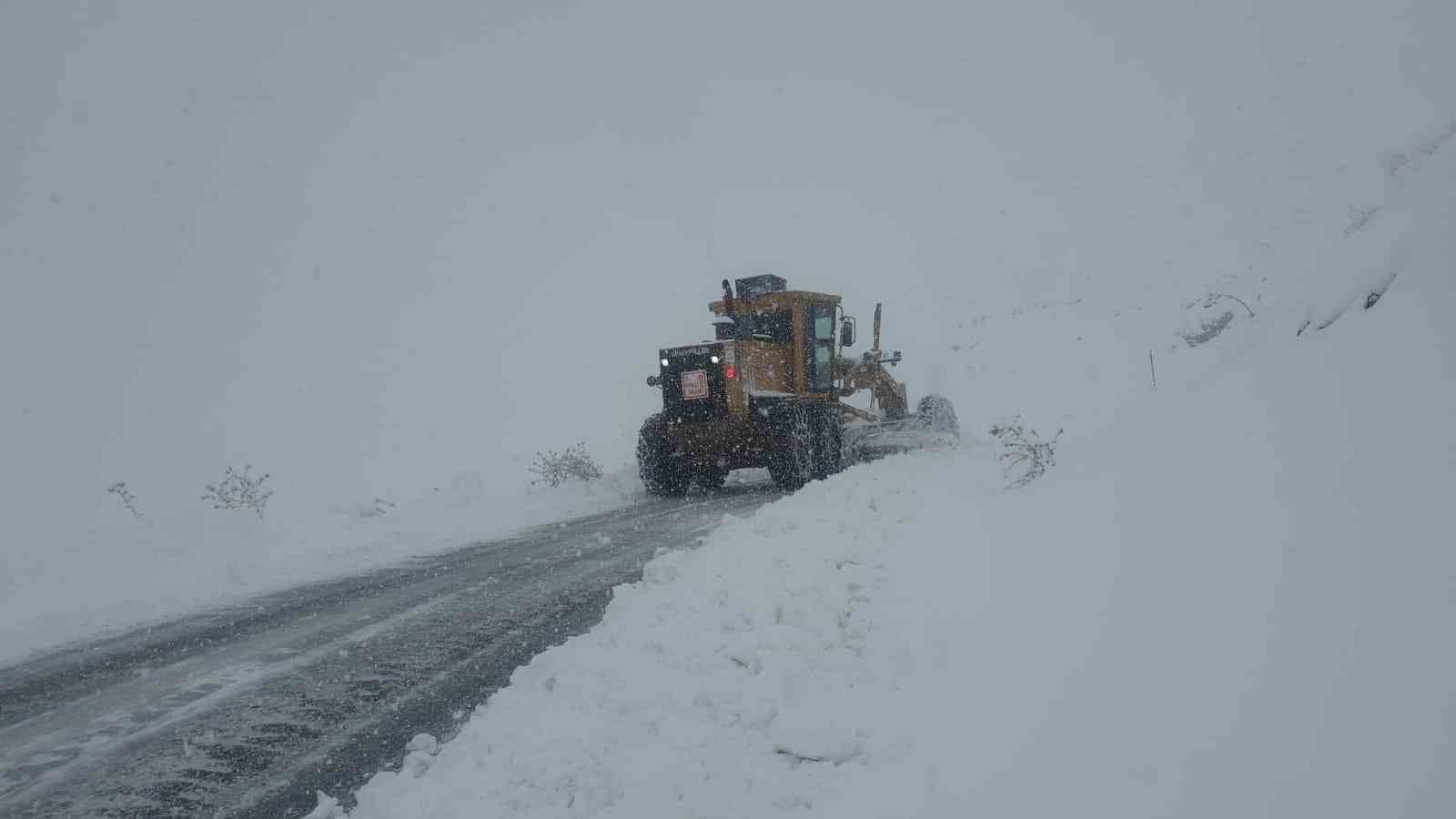 Hakkaride 51 Yerleşim Yerinin Yolu Yeniden Ulaşıma Açıldı