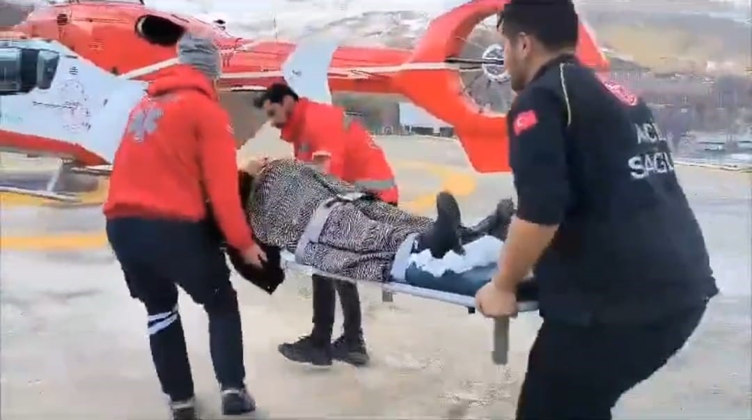 Hamile Kadın Helikopter Ambulansla Vana Sevk Edildi