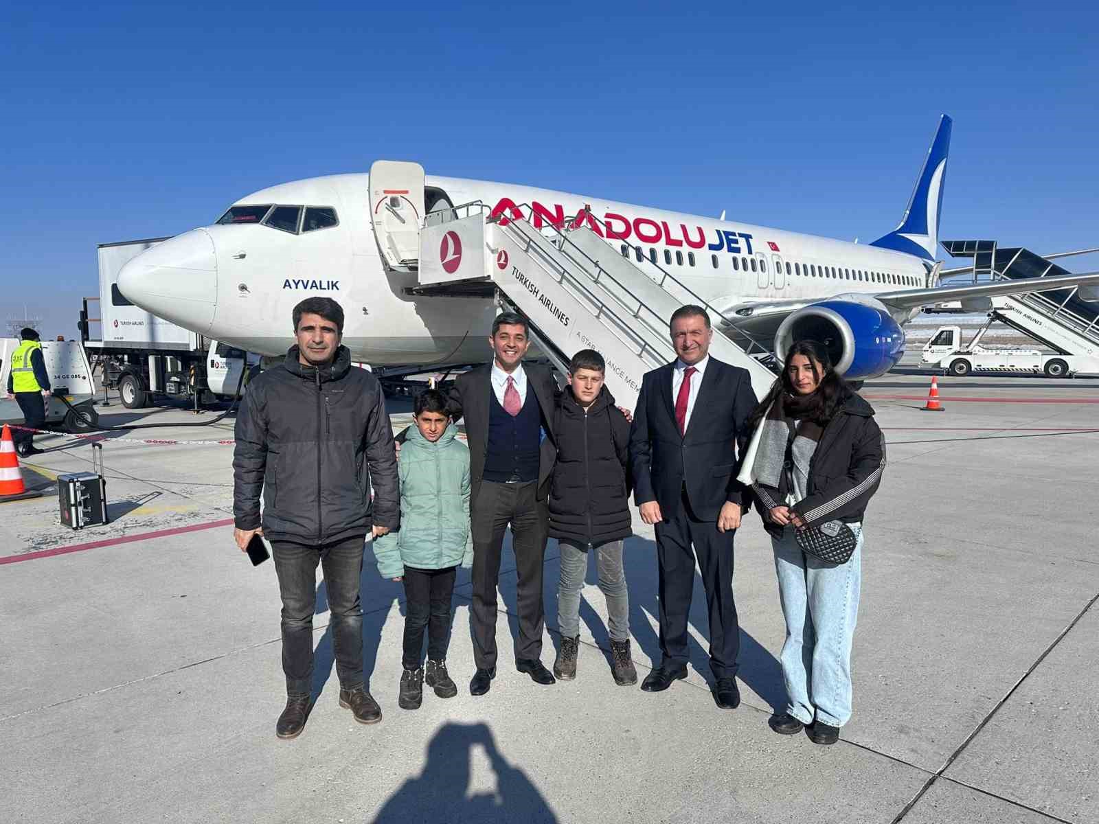 Hamur Kaymakamı Mahir, Pilot Olma Hayali Kurulan Öğrencilerle Havalimanını Gezdi