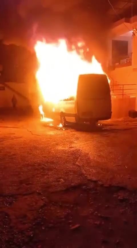 Hatayda Park Halindeki Minibüs Alevlere Teslim Oldu