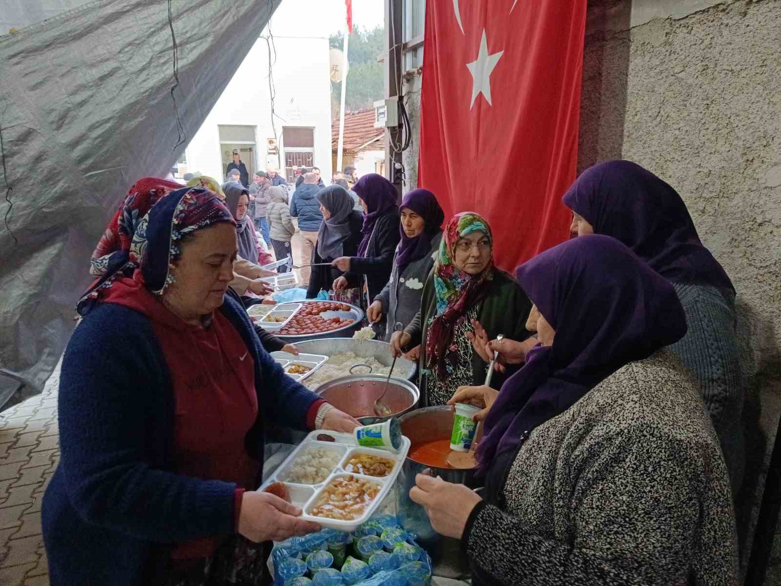 Her Akşam Köy Meydanında Gönül Sofrası Kuruluyor