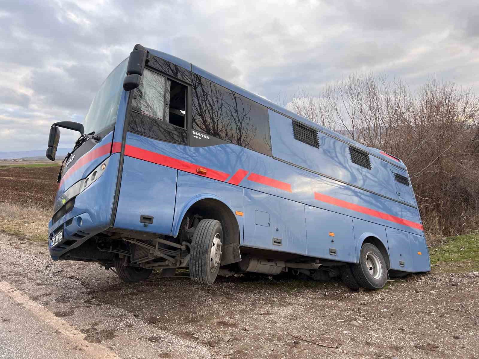 Hükümlü Taşıyan Nakil Aracı Kaza Yaptı