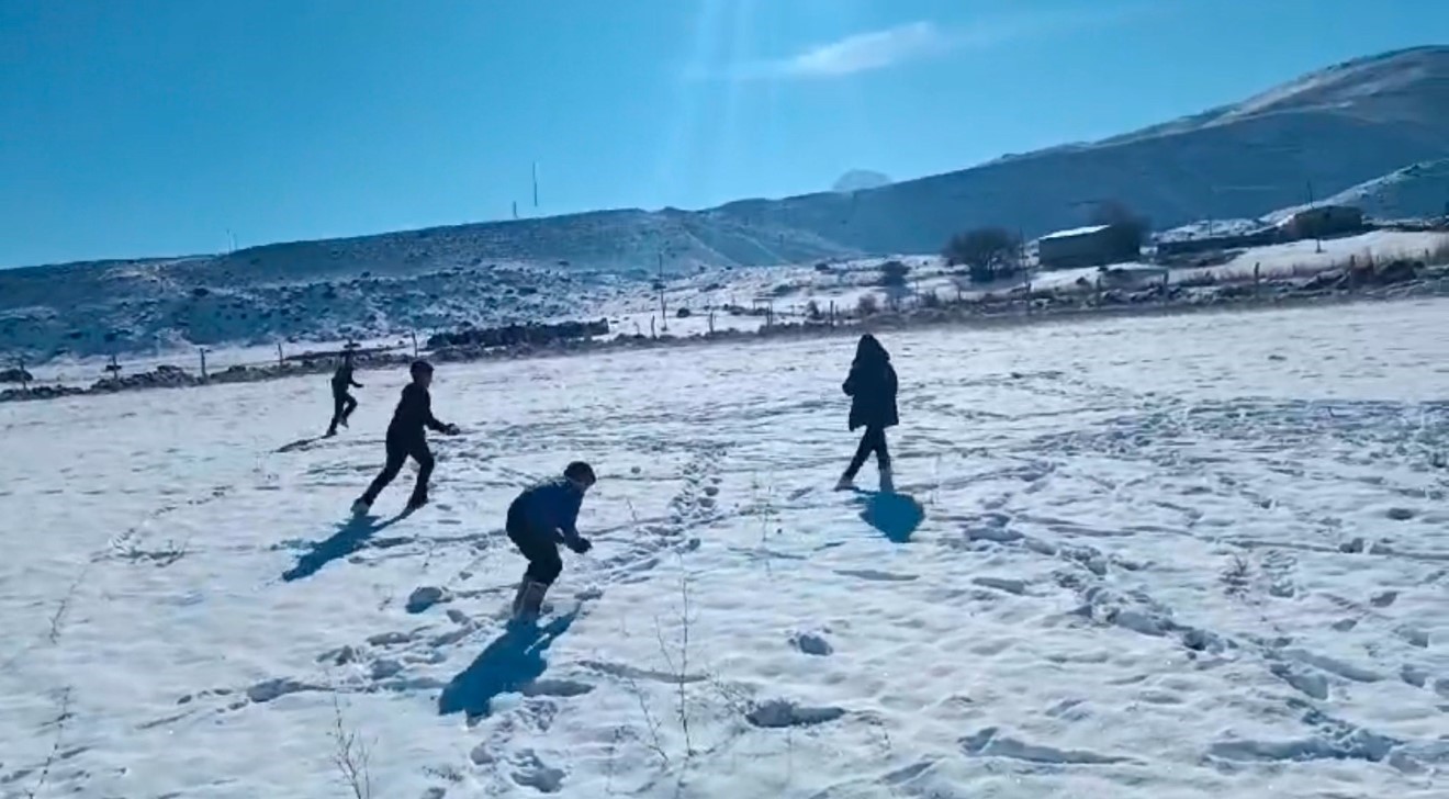 Iğdırda Kar Yağışı Sonrası Çocuklar Eğlenceli Anlar Yaşadı