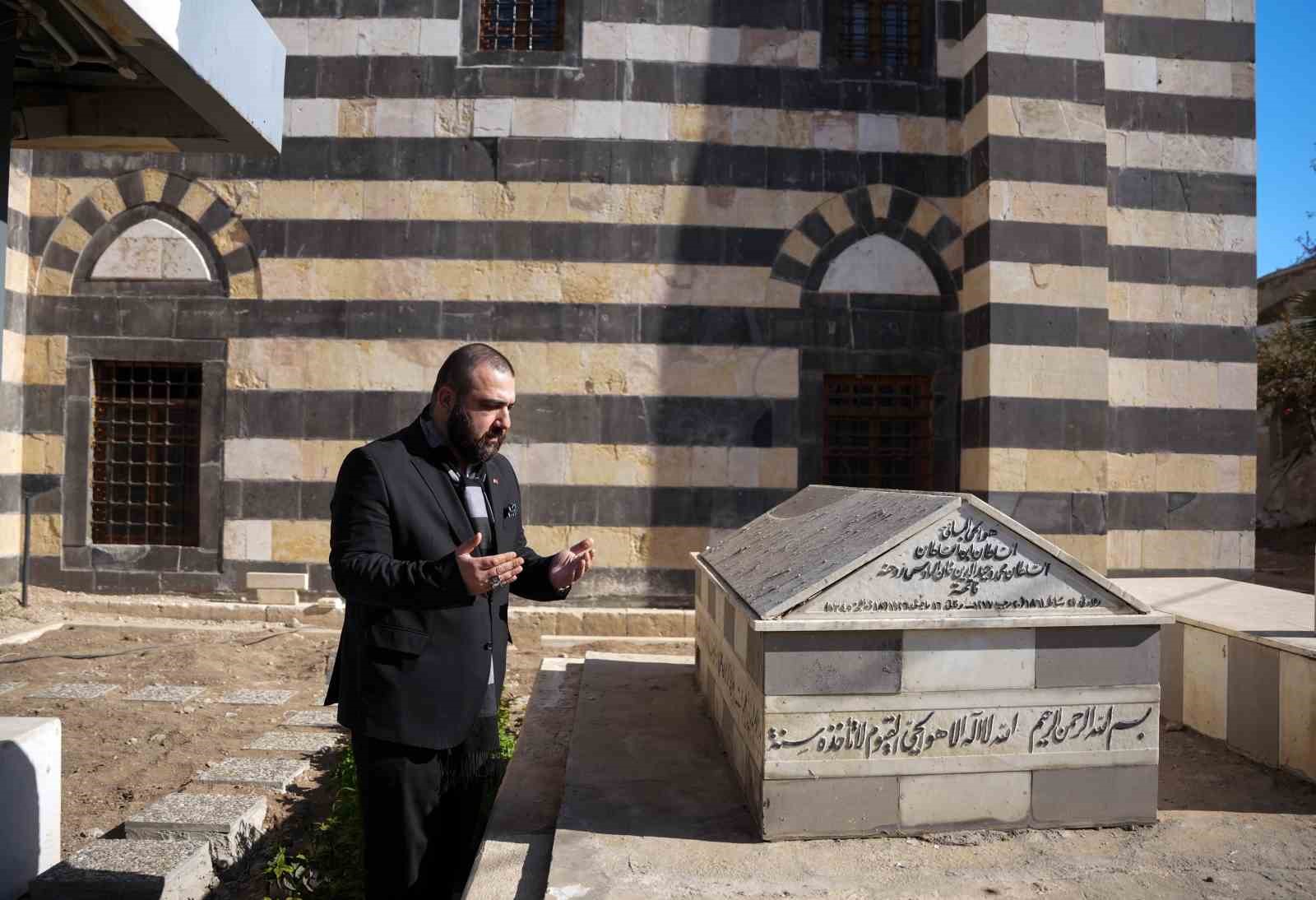 Iı. Abdülhamid Hanın Torunu Şamda Sultan Vahdettin Hanın Kabrini Ziyaret Etti