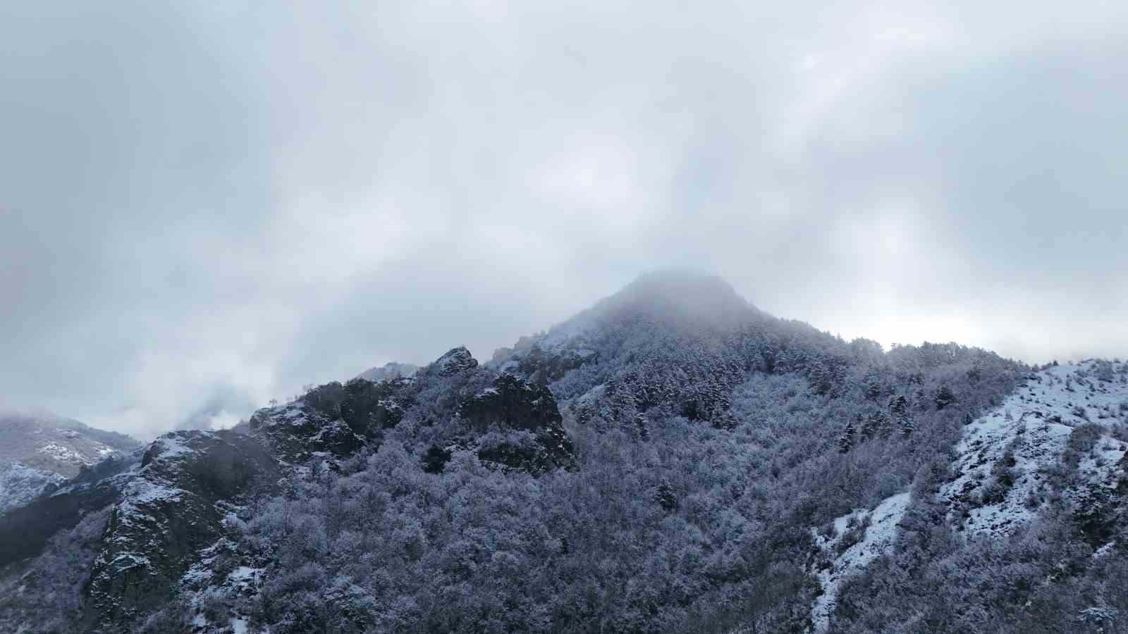 Ilgaz Dağının Eteklerinde Buluşan Kar Ve Sis Mest Etti