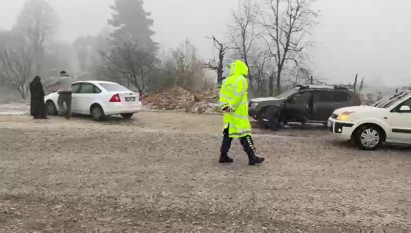 İnegölde Kar Yağışı Başladı, Sürücüler Zor Anlar Yaşadı