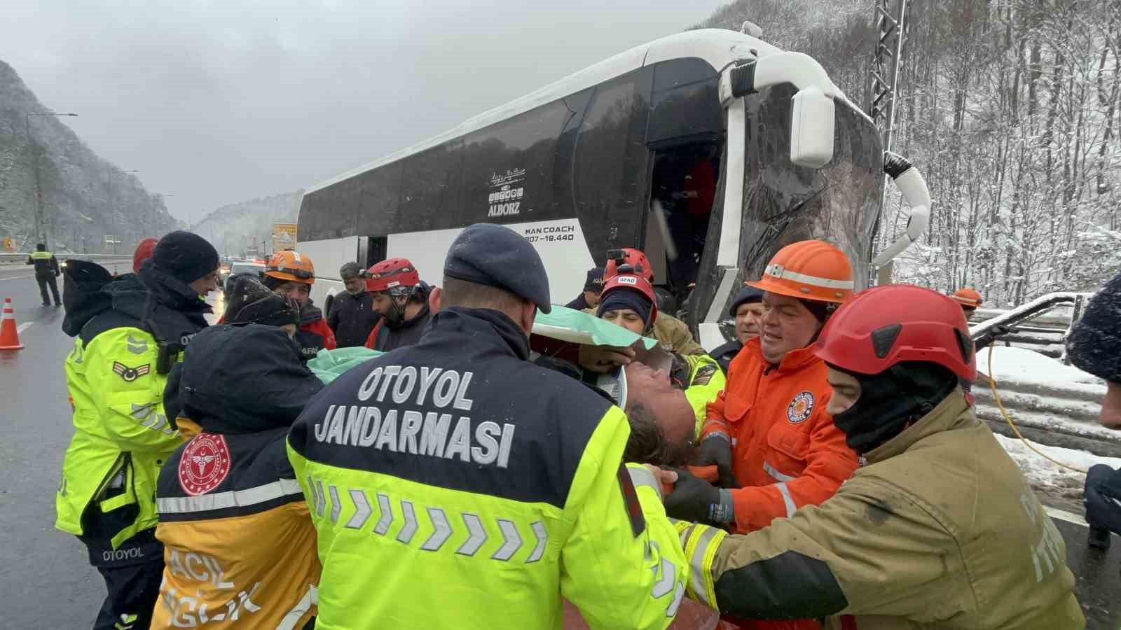 İrana Giden 28 Yolcunun Bulunduğu Otobüs, Tıra Çarptı: 1 Yaralı