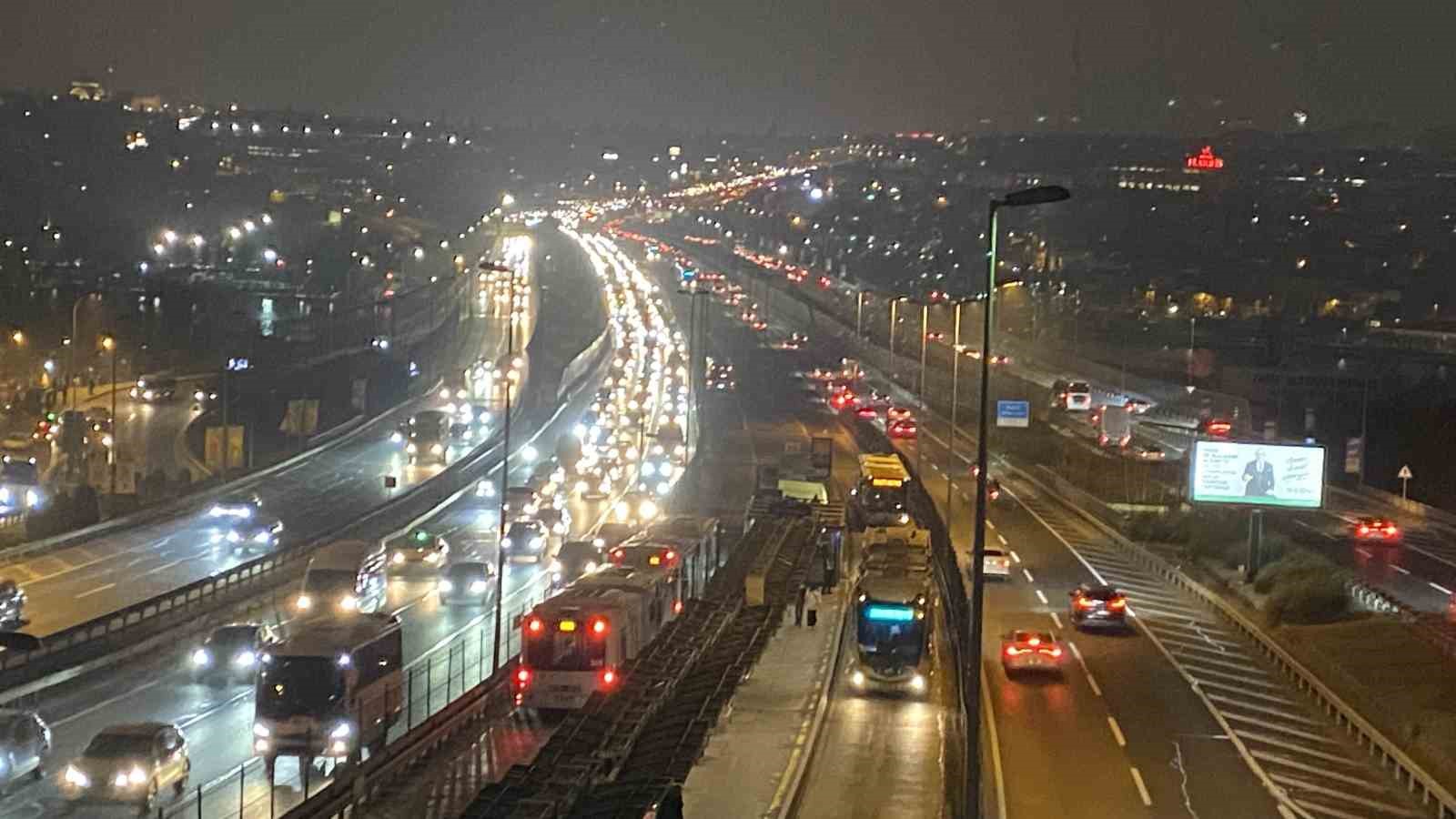 İstanbulda Ara Tatilin Ardından Okulların Açılmasıyla Sabah Trafik Yoğunluğu Oluştu