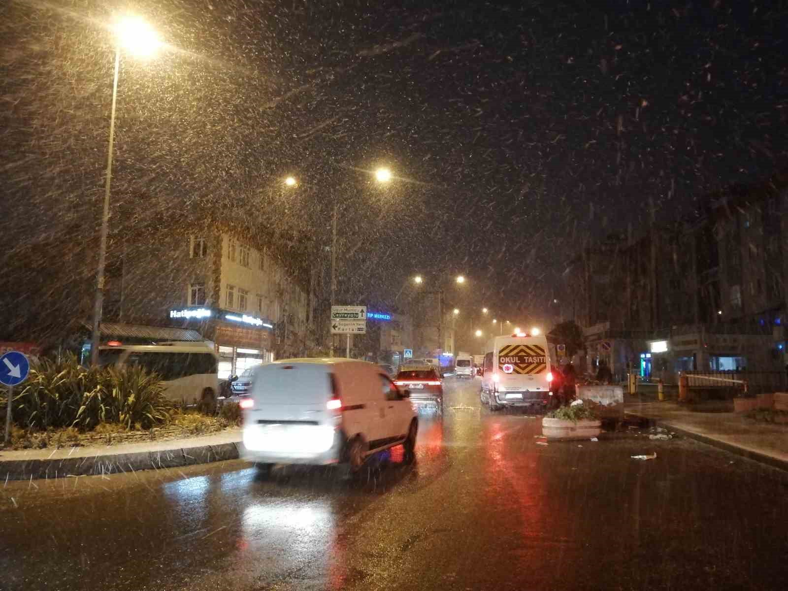 İstanbulda Sabahın Erken Saatlerinde Kar Yağışı Etkili Oldu