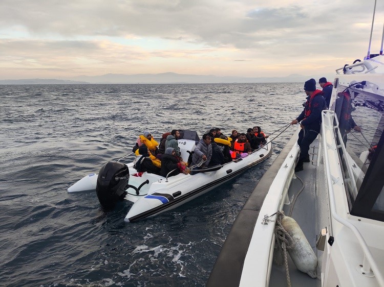 İzmir Açıklarında 32 Göçmen Ve 1 Göçmen Kaçakçısı Yakalandı