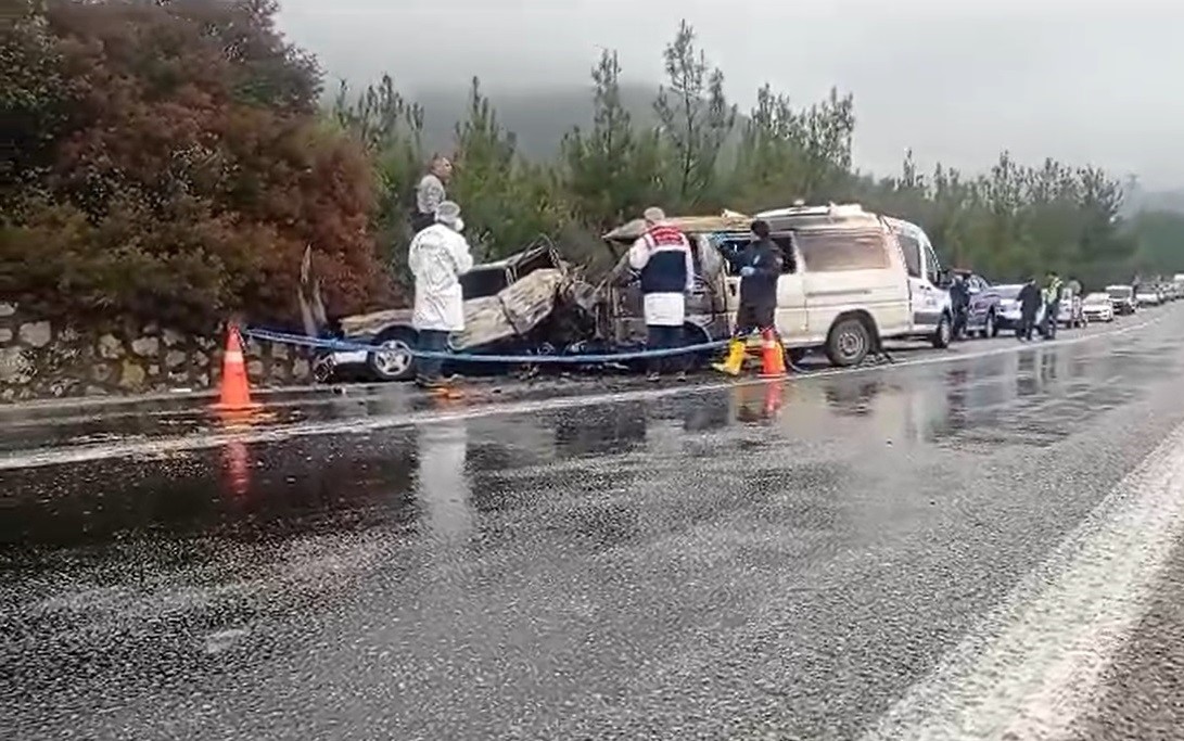 İzmirdeki Kazada Can Pazarı: 1 Kişi Yanarak Öldü, 3 Kişi Yaralandı