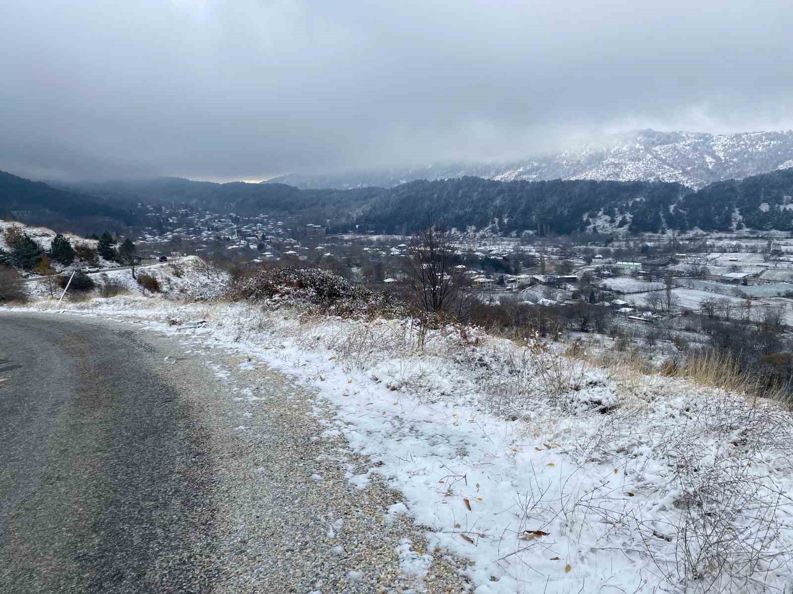 İzmire Mevsimin İlk Karı Düştü