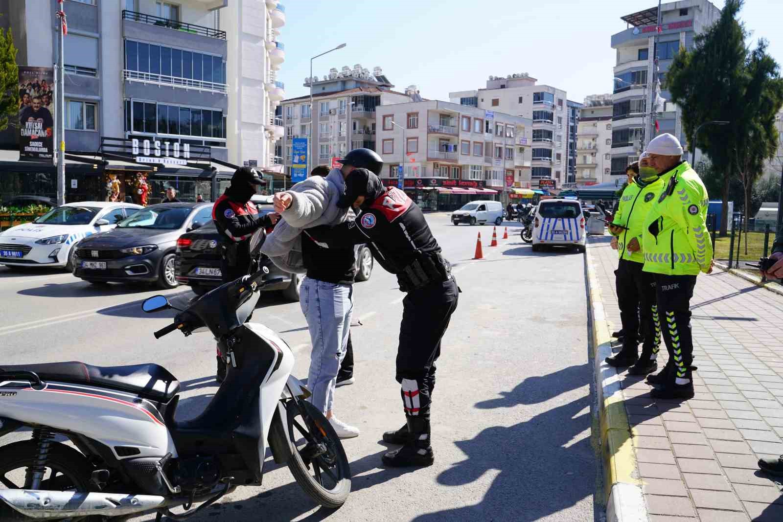 İzmirin İki İlçesinde Sıkı Asayiş Ve Trafik Denetimi