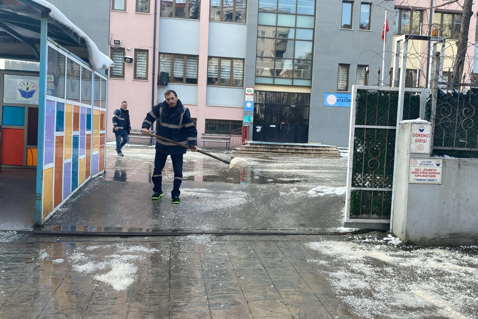 İzmit'te sınav öncesi okullarda kar temizliği