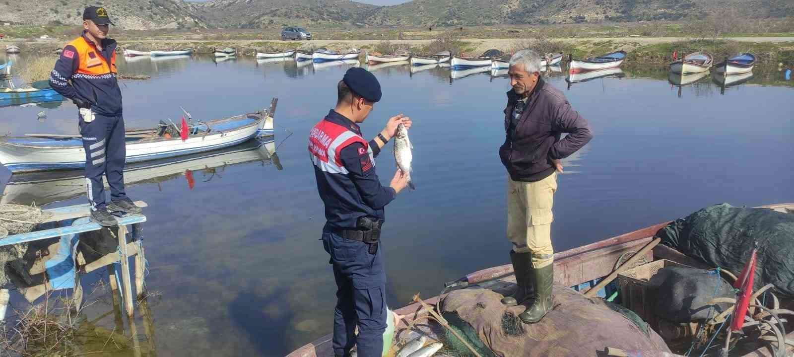 Jandarma, Bafa Gölünde Balık Avcılarını Denetledi