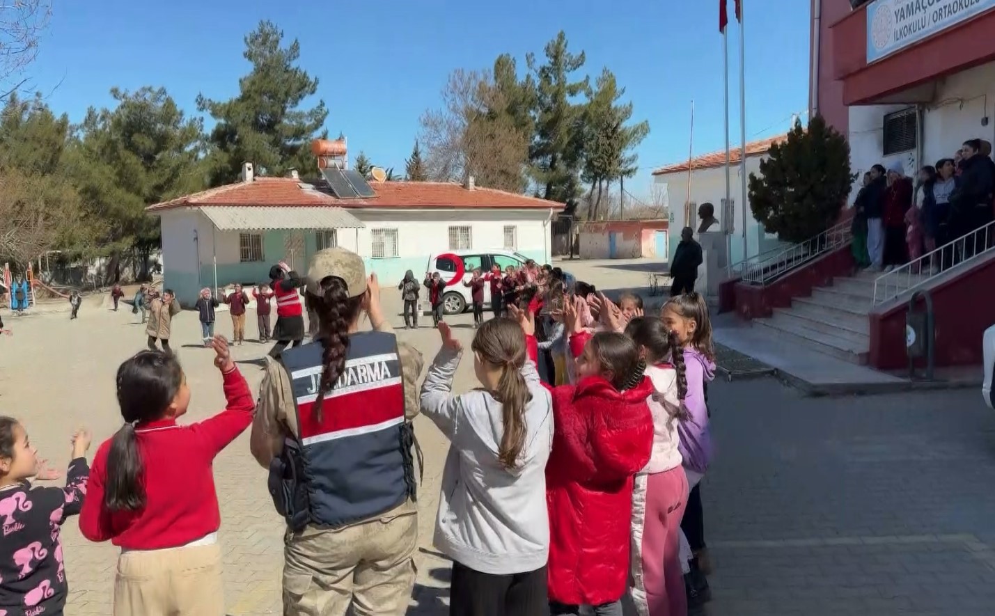 Jandarmadan Öğrencilere Eğitim Ve Boyama Faaliyeti