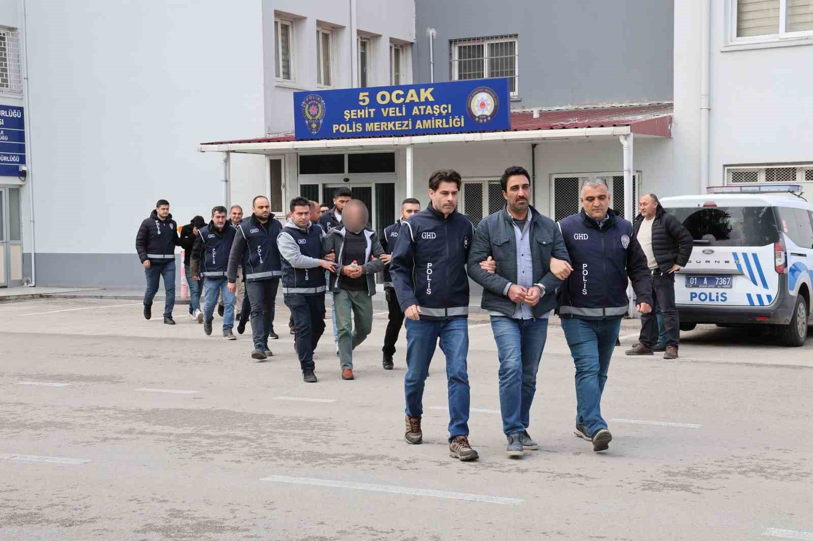 Kaçak Göçmenlere Vıp Taşımacılık Yapan Şebeke Adanada Çökertildi