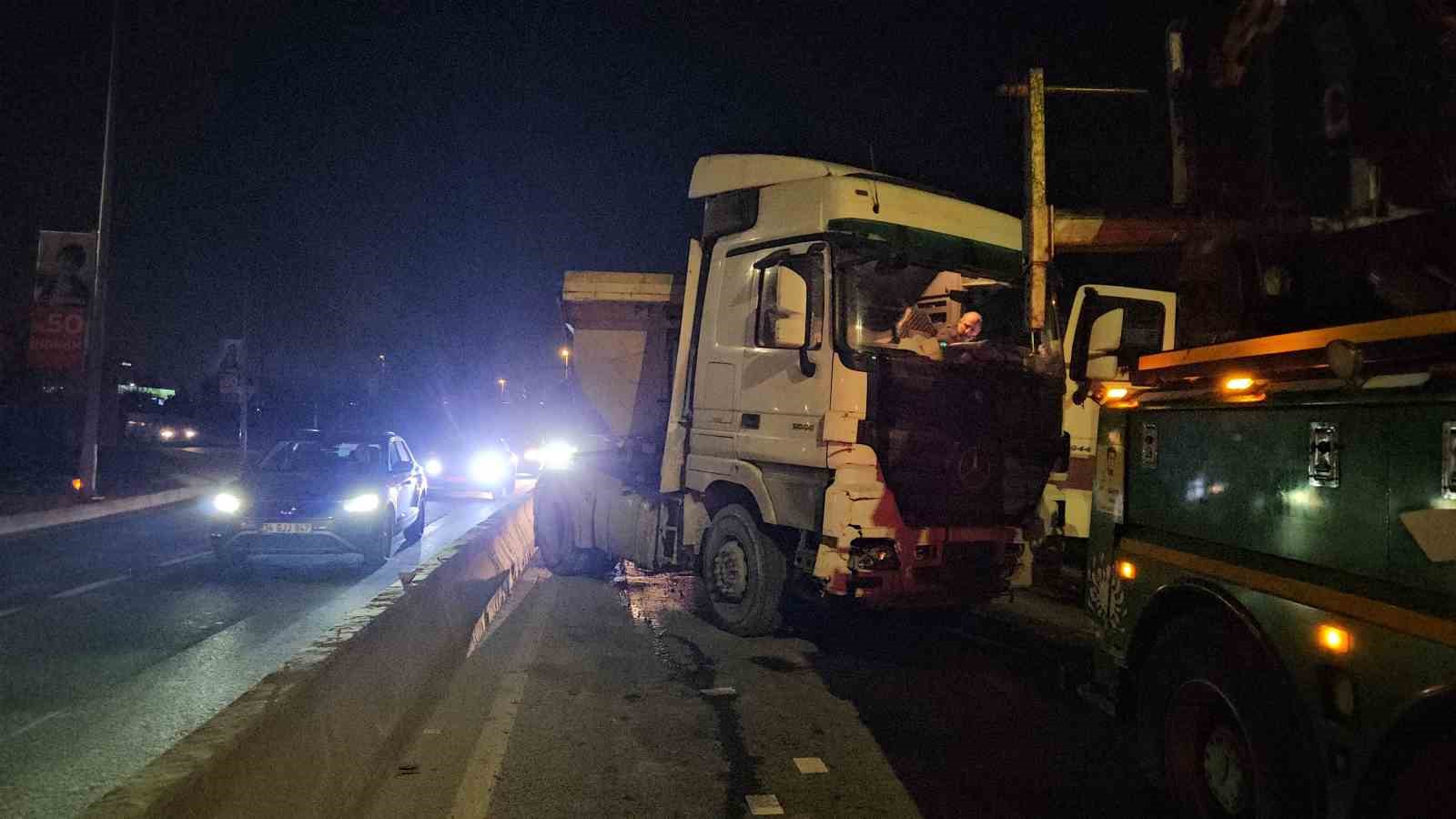 Kağıthanede Kontrolden Çıkan Hafriyat Kamyonu Beton Bariyerlere Çıktı