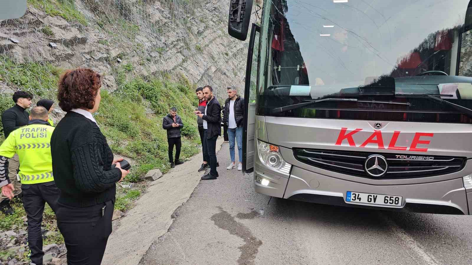 Kale Turizme Ait Otobüs Tünelde Kaza Yaptı, Yolcular Ölümden Döndü