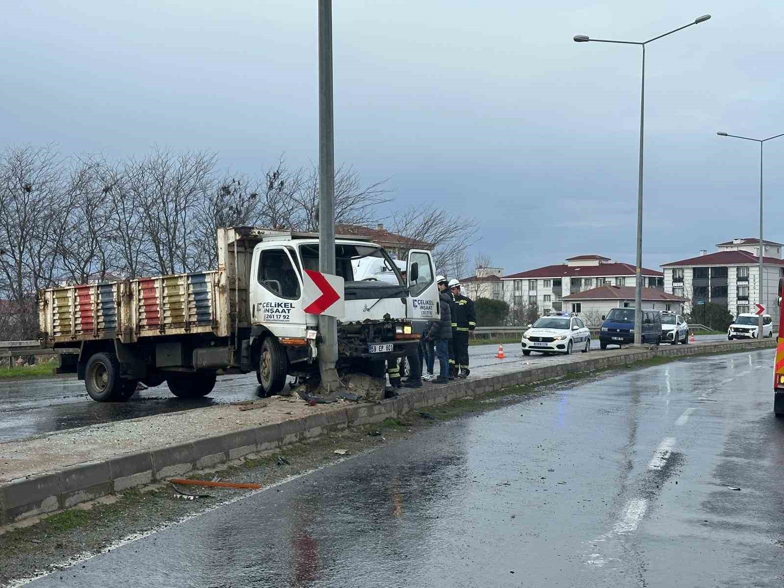 Kamyonet Aydınlatma Direğine Çarptı: 2 Yaralı