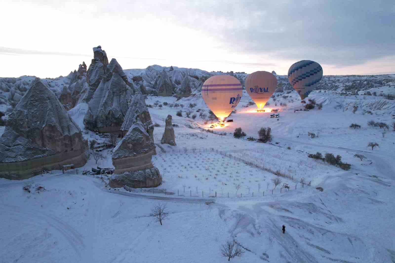 Kapadokyada Balon Turuna Kar Molası