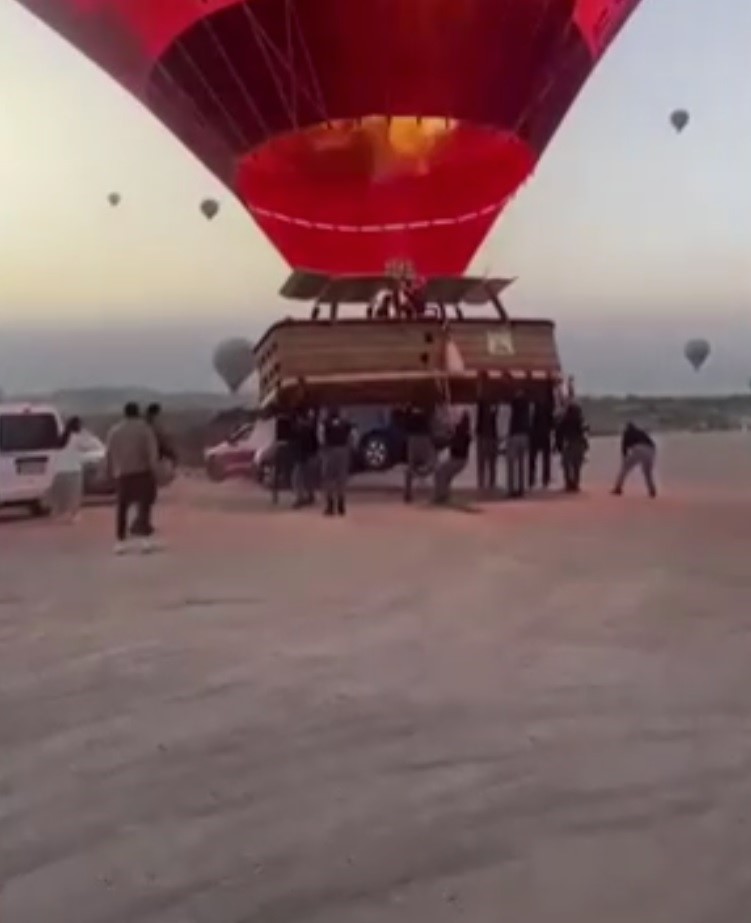 Kapadokyada Sıcak Hava Balonu İle Otomobil Çarpıştı