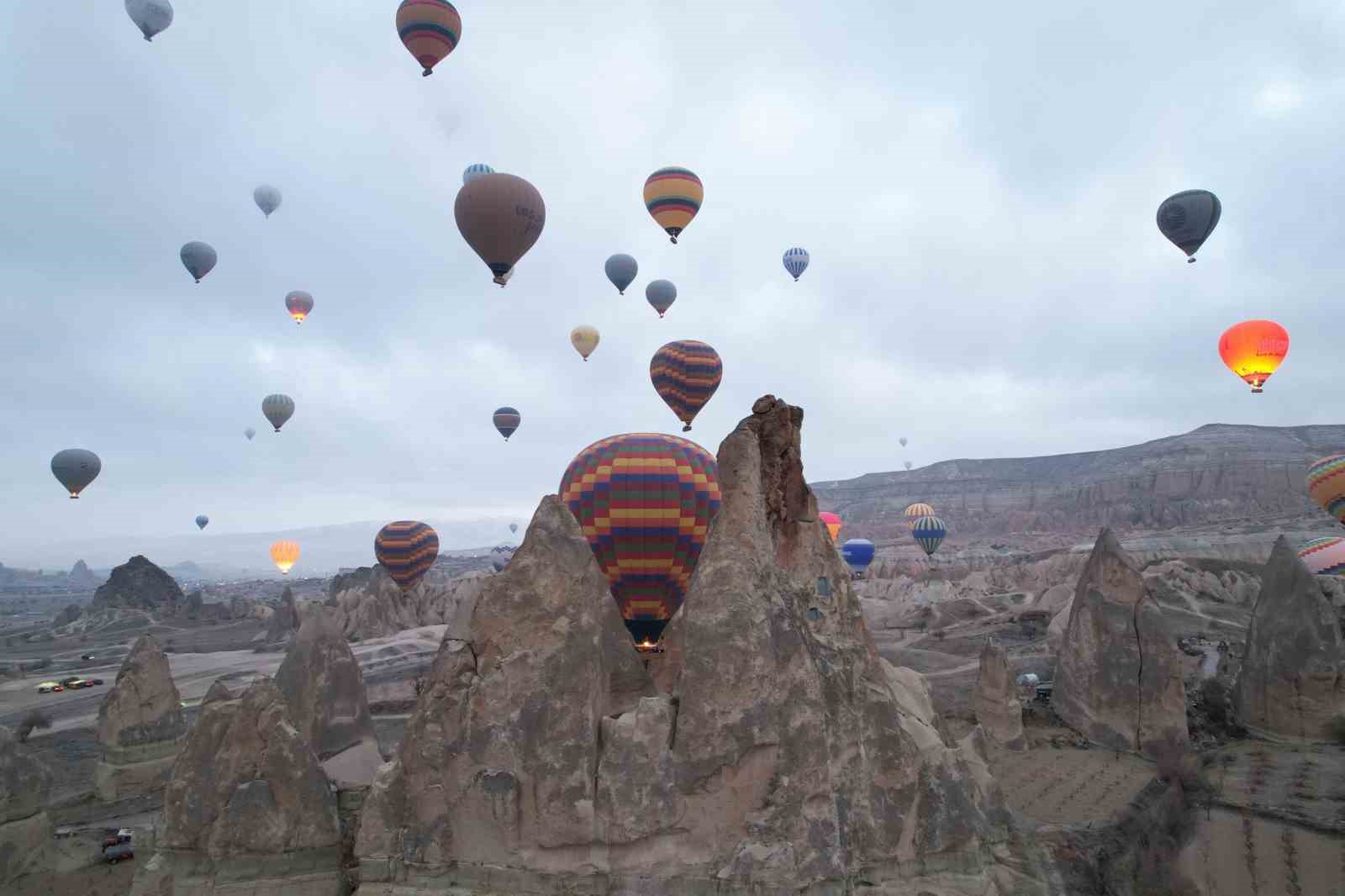 Kapadokyada Turistler Yılın İlk Güneşinin Doğuşunu Sıcak Hava Balonlarında İzledi