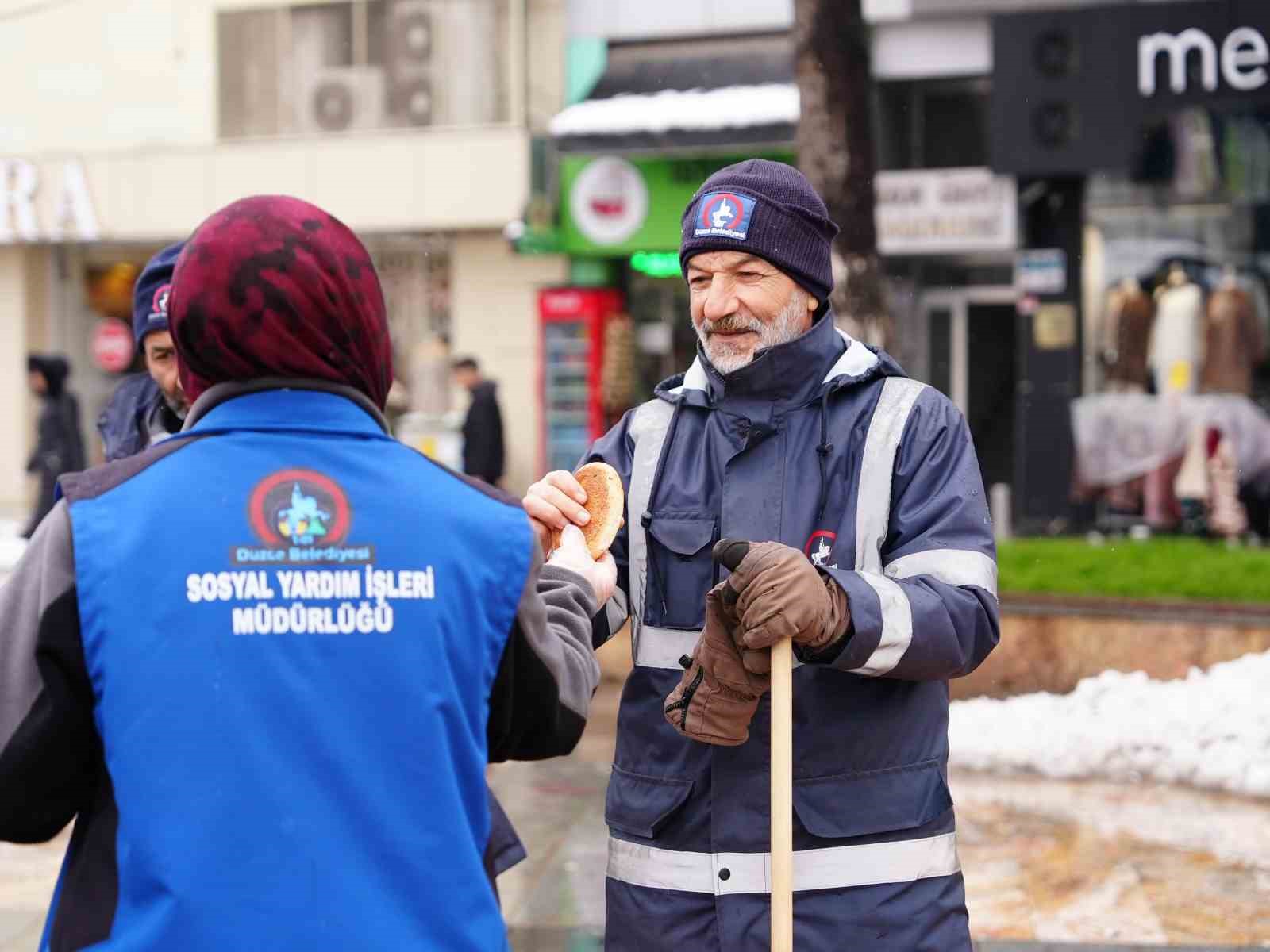 Kar Ve Soğukta Çalışanlara İç Isıtan Jest