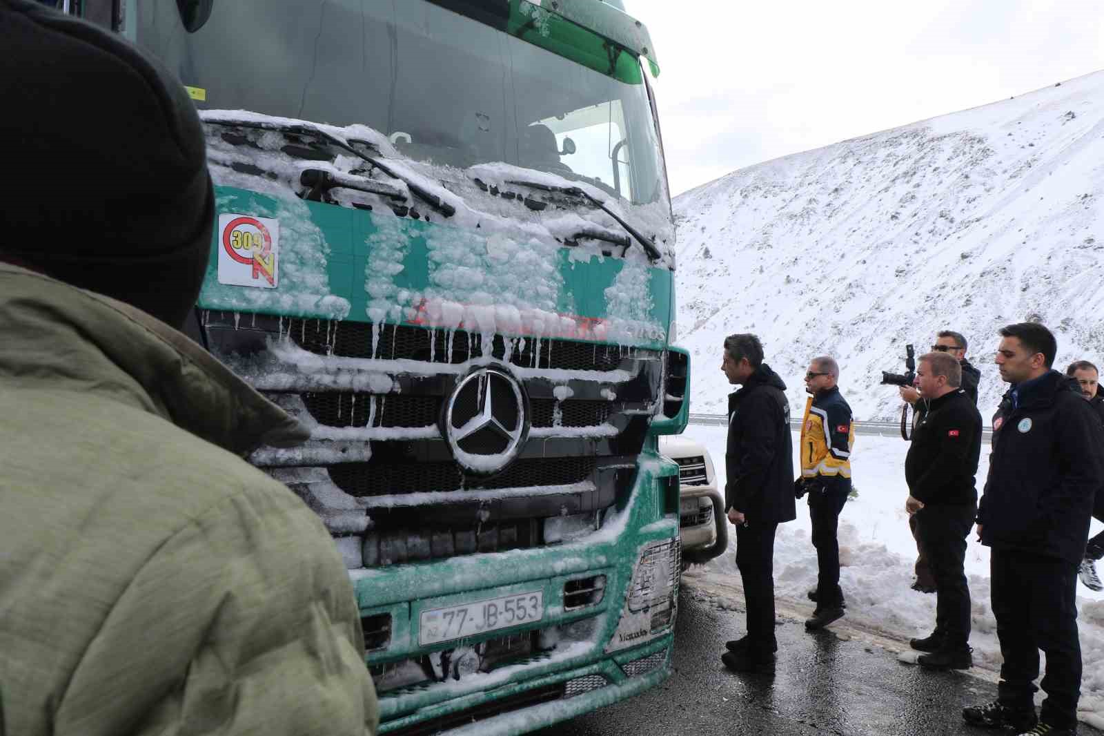 Kar Yağışının Ardından Erzincanda Kapanan Şehirlerarası Yollar Ulaşıma Açıldı