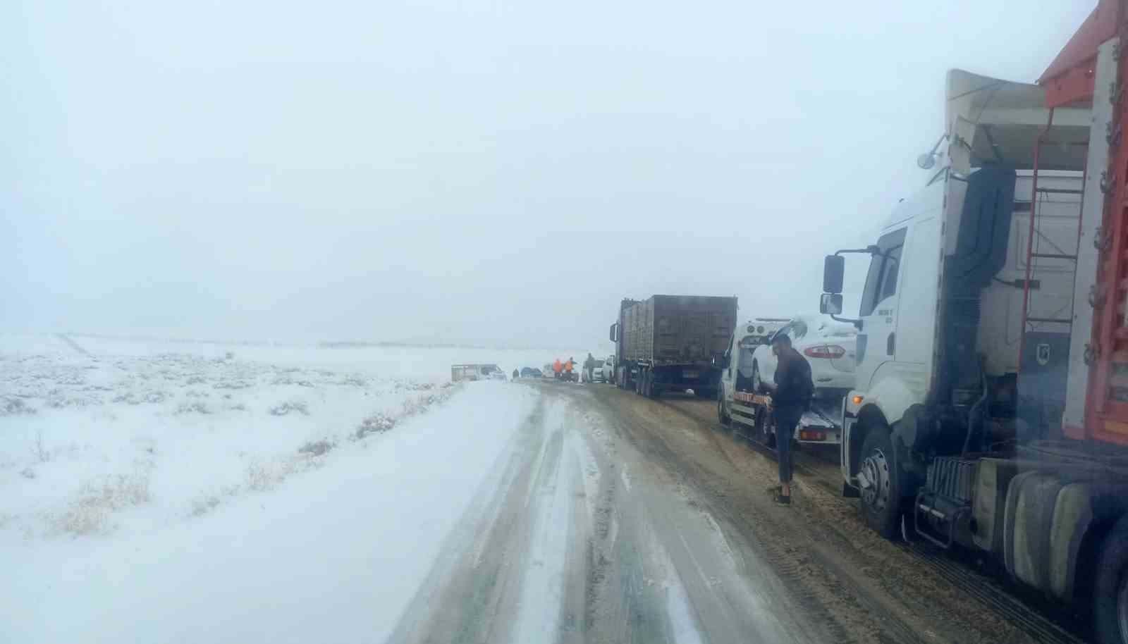 Kar Yağışıyla Kapanan Viranşehir-Diyarbakır Yolu Trafiğe Açıldı