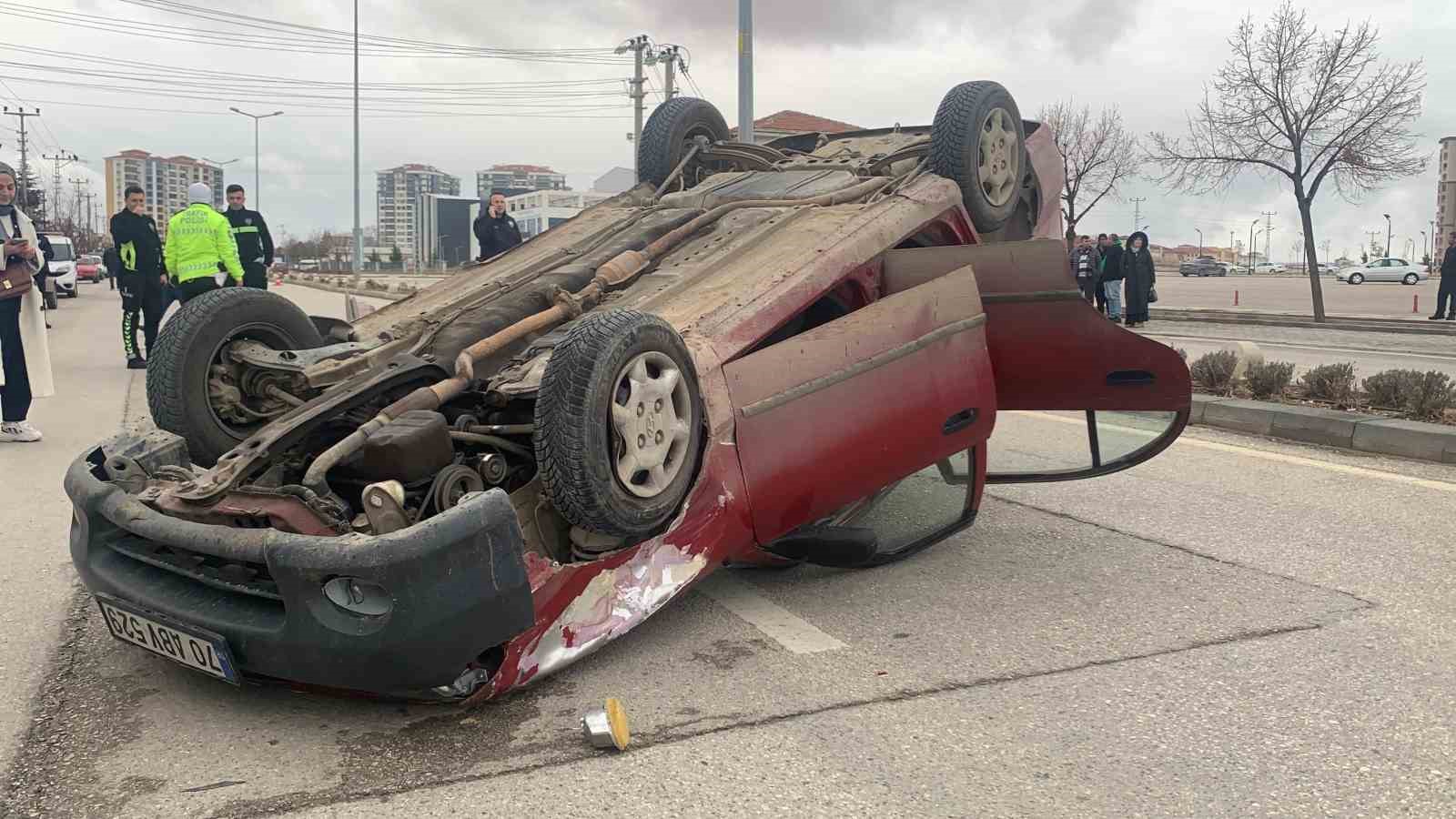 Karamanda Takla Atan Otomobilin Sürücüsü Yaralandı