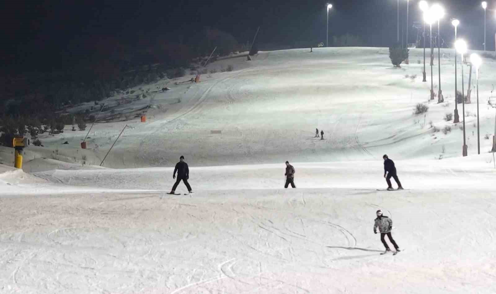 Karanlıkta Beyaz Yolculuk: Yıldız Dağı Kayak Merkezinde Gece Kayağı Keyfi