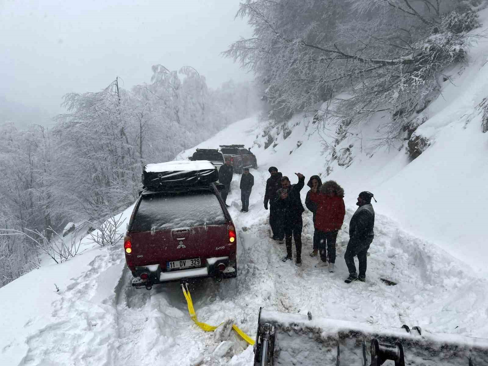 Karda Mahsur Kalanlar Kurtarıldı