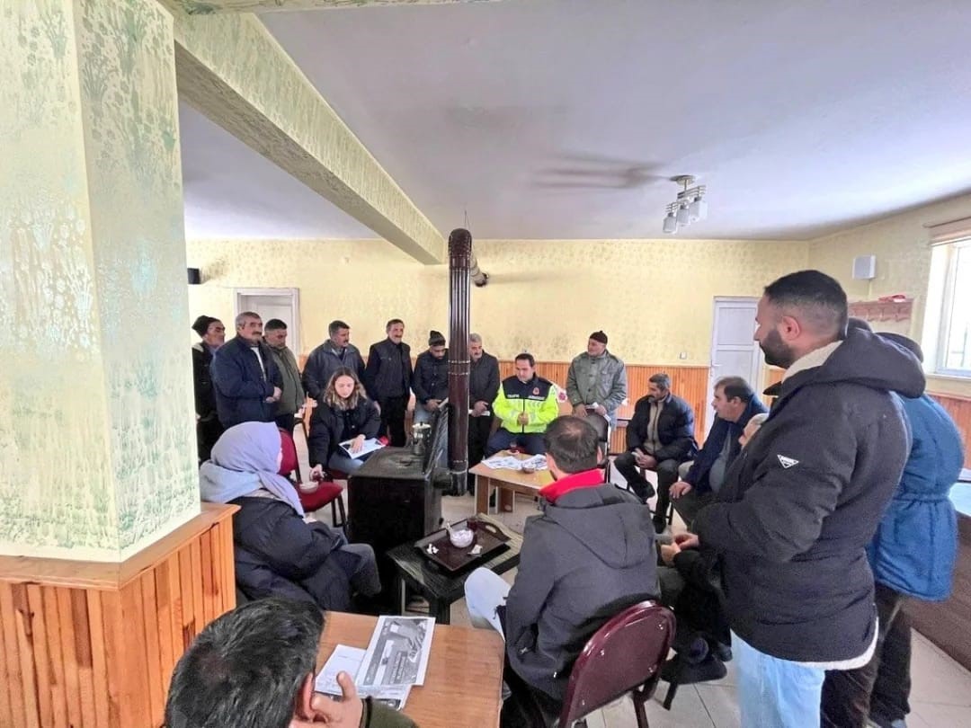 Karsta Jandarma, Tarım Aletleri İçin Güvenlik İşaretleri Konusunda Bilgilendirme Yaptı