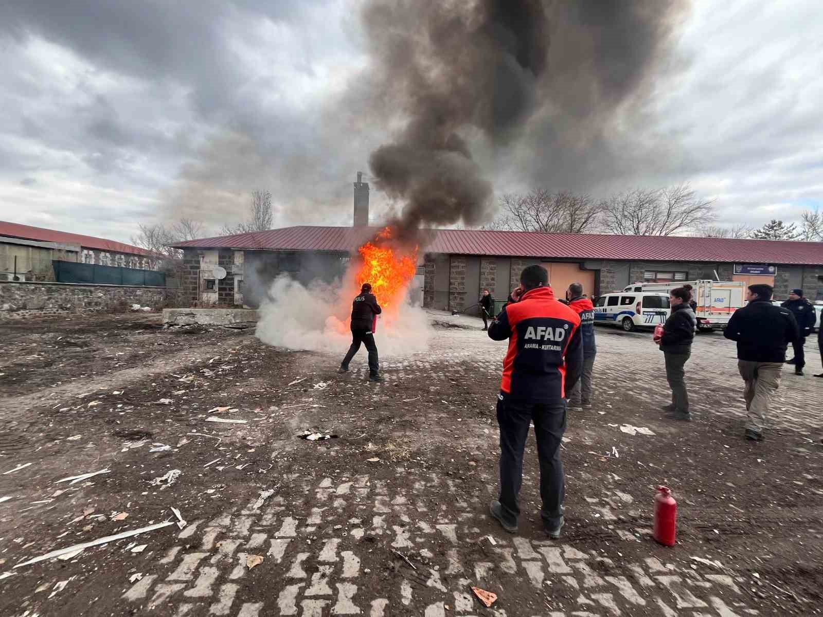 Karsta Polise Afet Farkındalık Ve Yangın Eğitimi Verildi