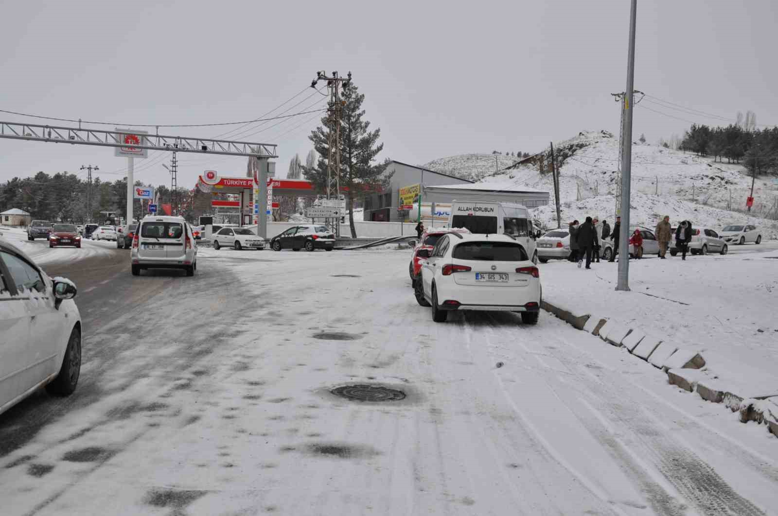 Karsta Yollar Buz Pistine Döndü