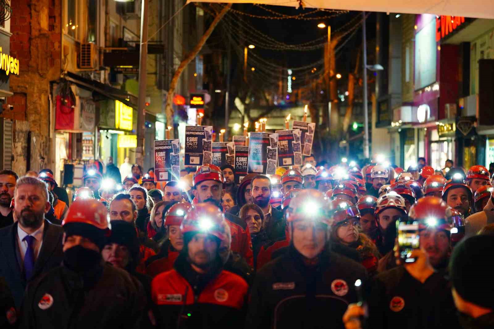 Kartalda 6 Şubat Depremlerinde Hayatını Kaybedenler Sessiz Yürüyüşle Anıldı