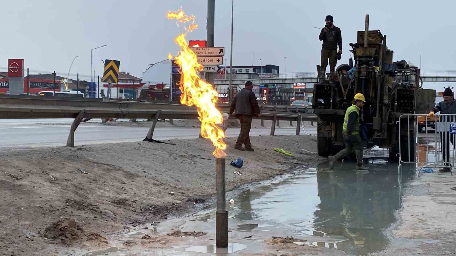 Kartepede Yer Altından Yine Gaz Çıktı, Ekipler Kontrollü Olarak Yaktı