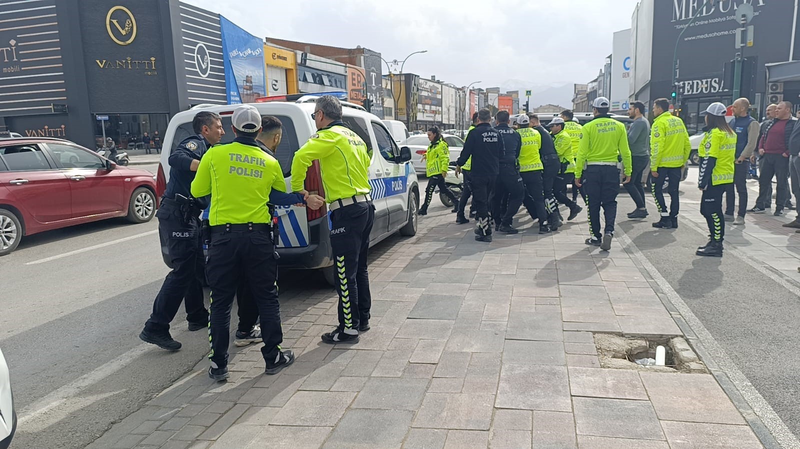 Kasktan Ceza Yedi, Ekiplere Zor Anlar Yaşattı: O Anlar Kamerada