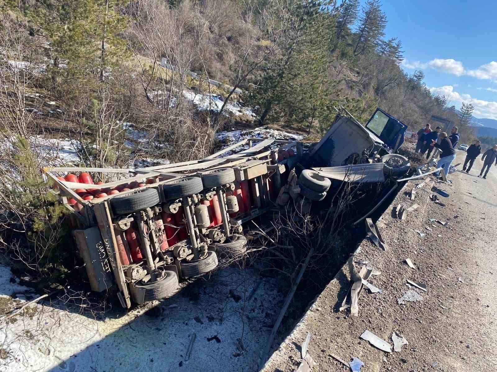 Kastamonuda Doğalgaz Tüplerinin Bulunduğu Kamyon Devrildi