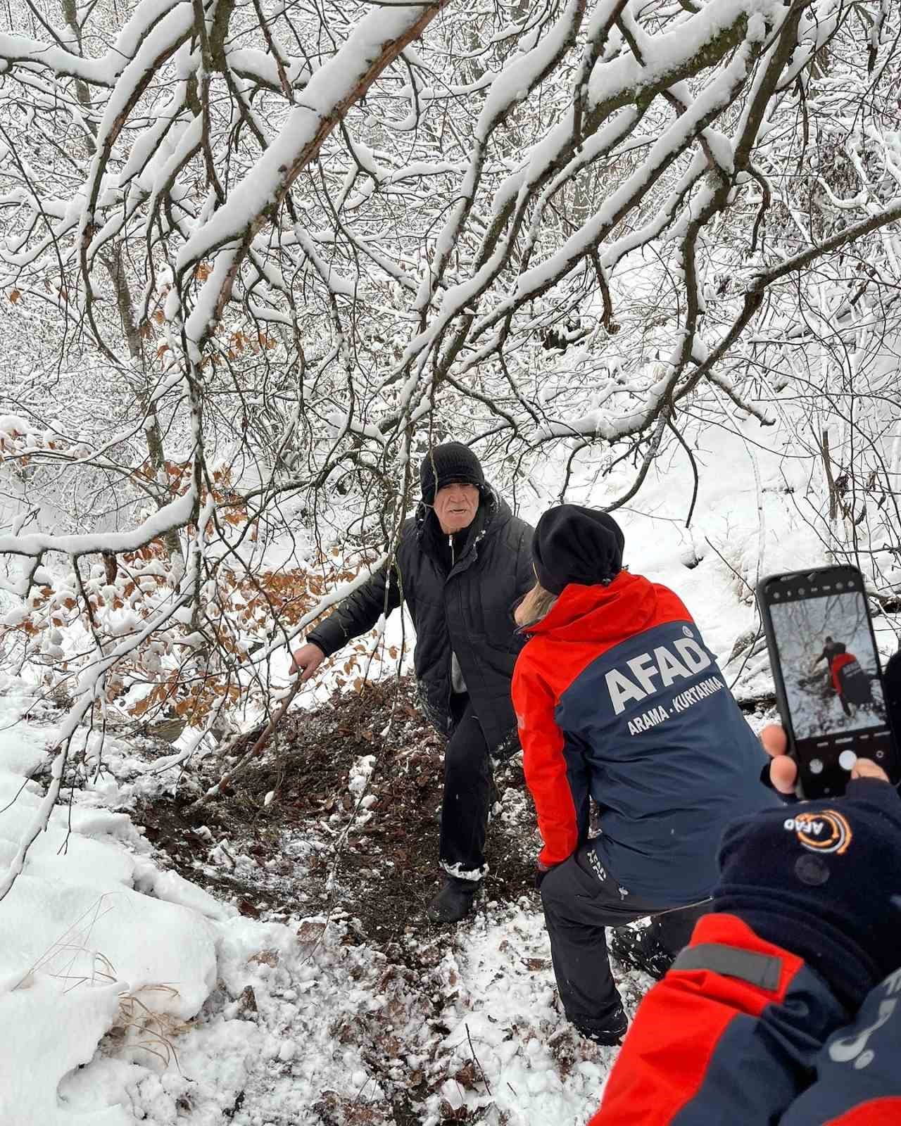 Kayıp Yaşlı Adam Ormanlık Alanda Sağ Olarak Bulundu