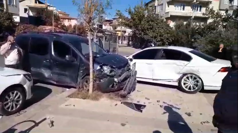 Kaza Yapan Kardeşine Giderken Zincirleme Kazaya Neden Oldu