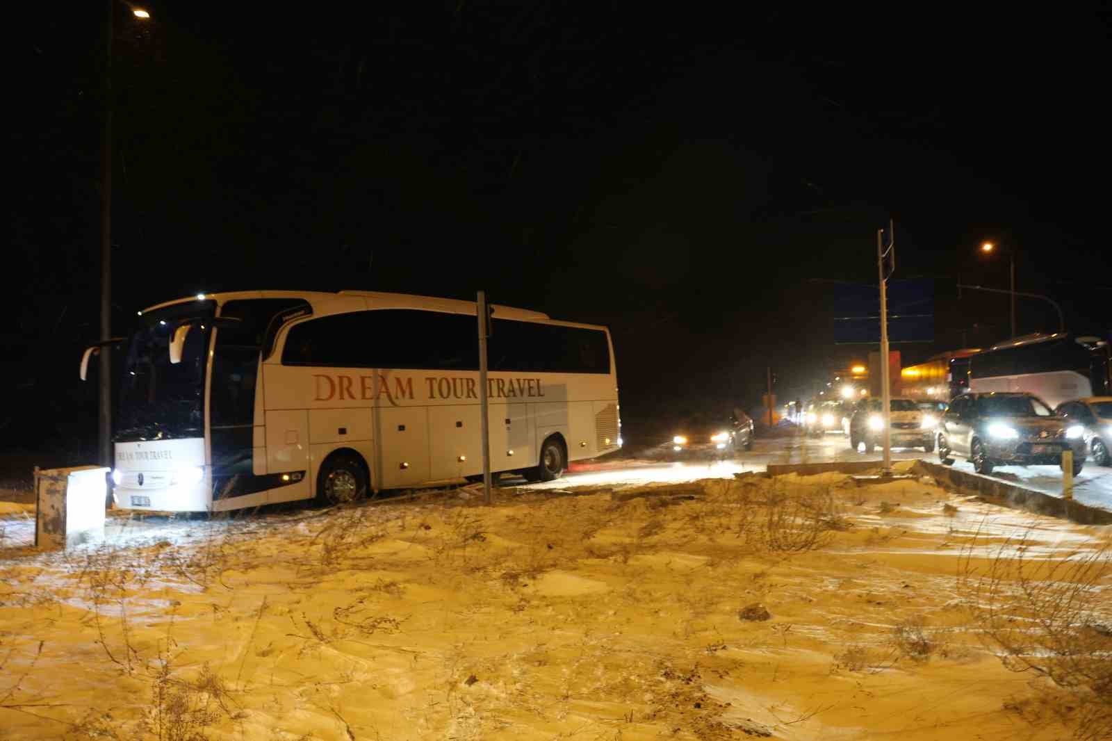 Kaza Yapan Otomobilin Parçalarını Toplarken Otobüs Çarptı