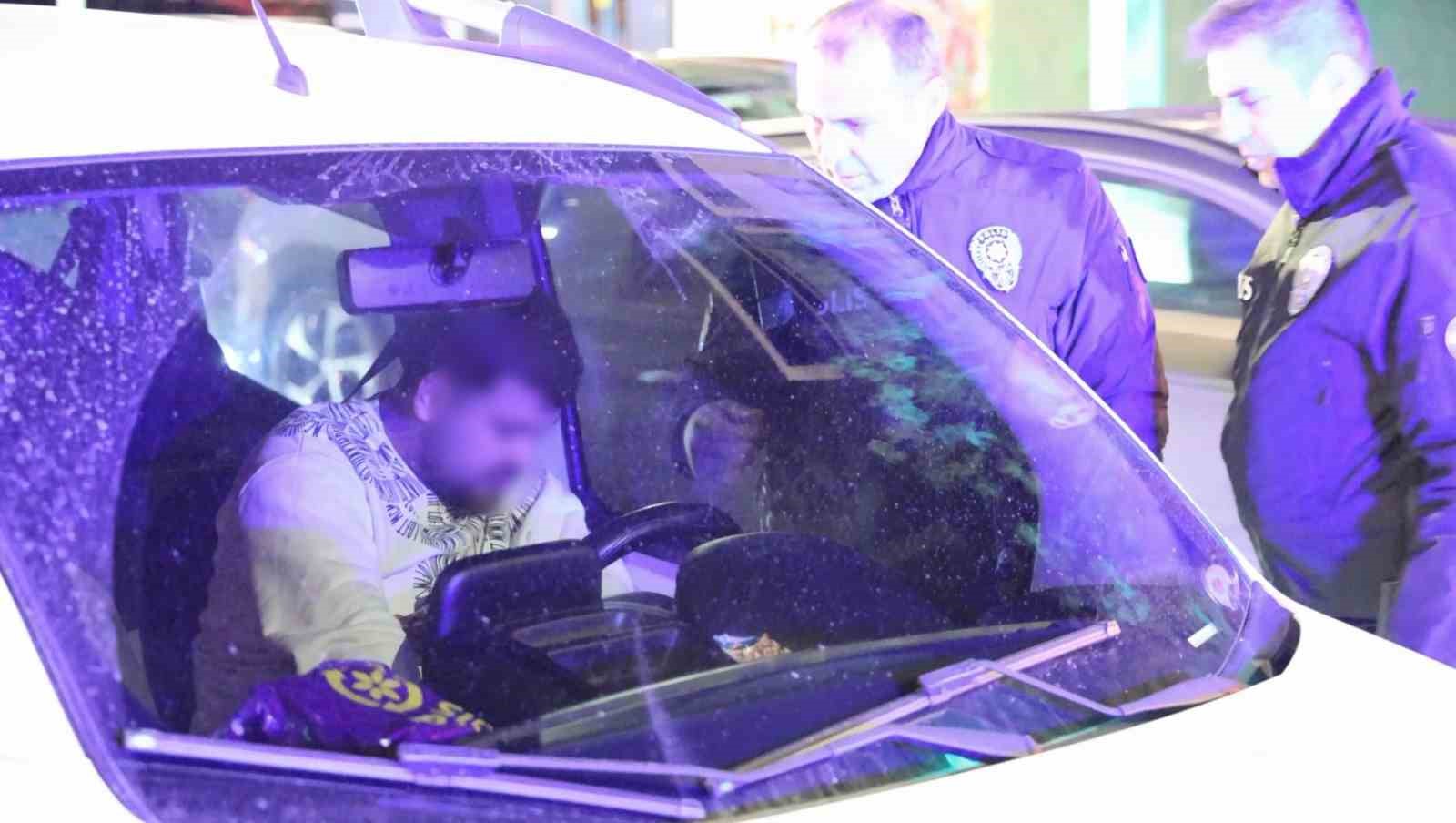 Kendini Araca Kilitleyen Alkollü Sürücüyle Polisin İmtihanı Ecel Teri Döktürdü