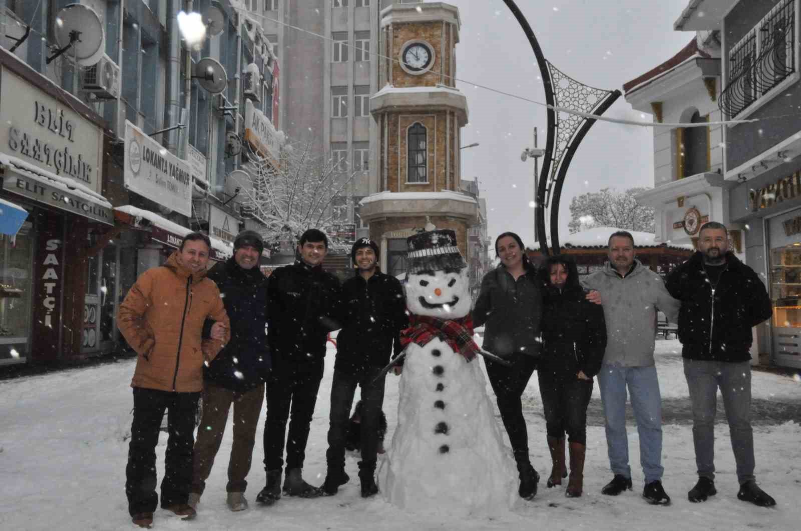 Keşan Esnafı Aileleriyle Birlikte Kar Yağışının Tadını Çıkardı