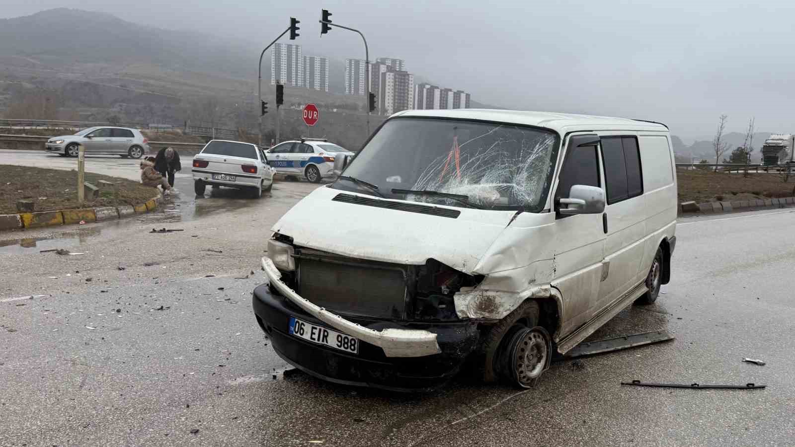 Kırıkkalede Minibüs İle Otomobil Çarpıştı: 3 Yaralı