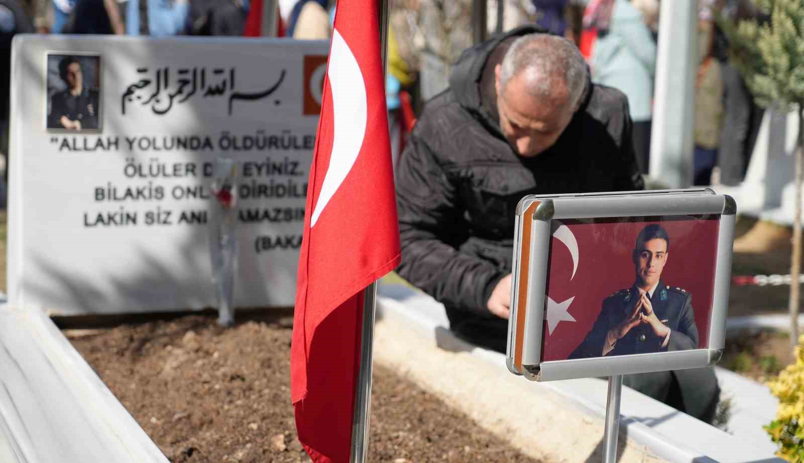 Kırıkkalede Şehit Mezarlarına Karanfil Bırakıldı, Dualar Edildi