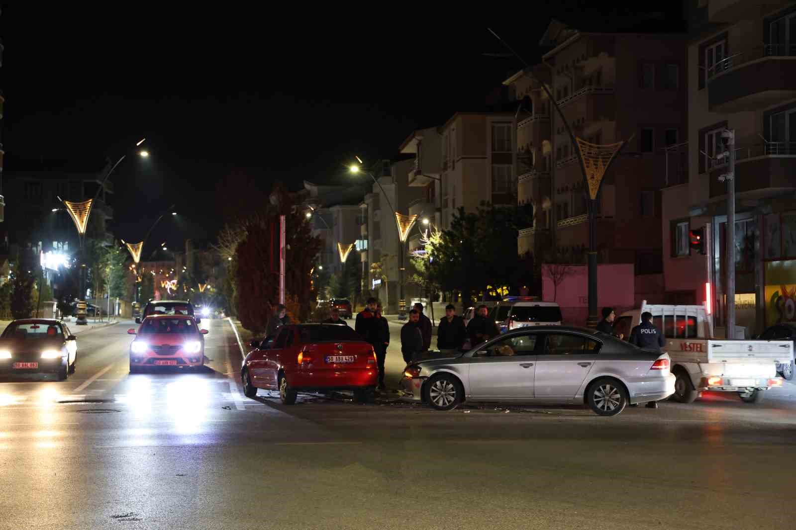 Kırmızı Işık İhlali Kazaya Neden Oldu: 2 Yaralı