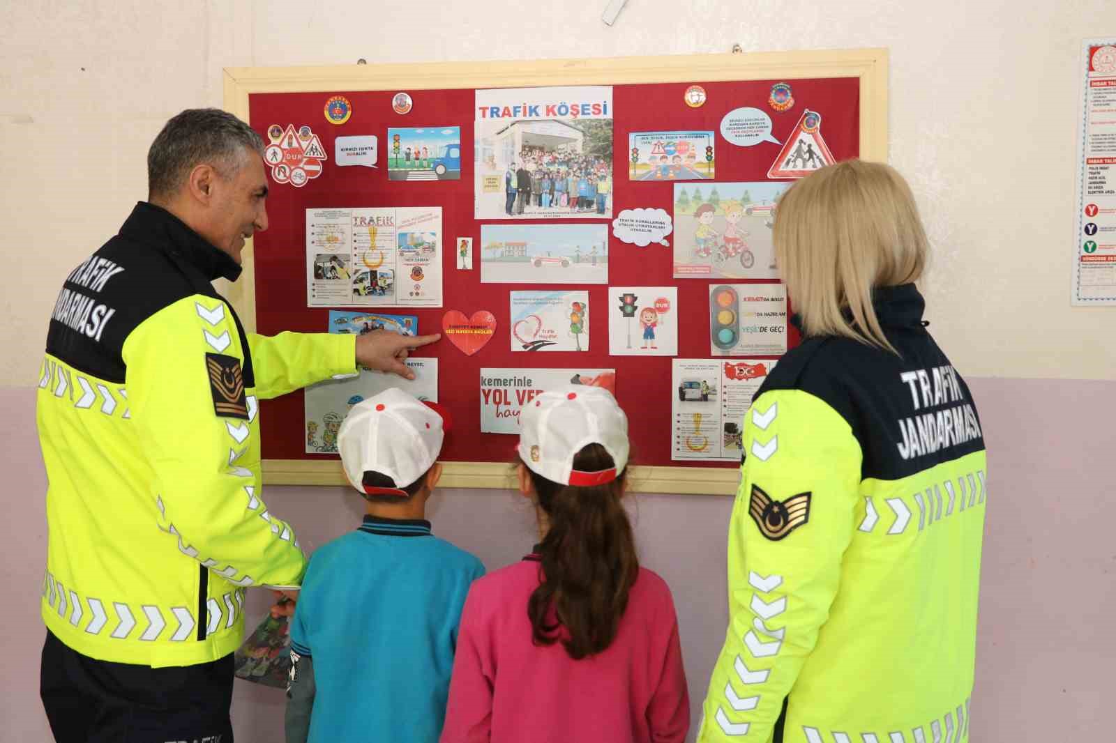 Kırşehirde Jandarmadan Öğrencilere Trafik Eğitimi