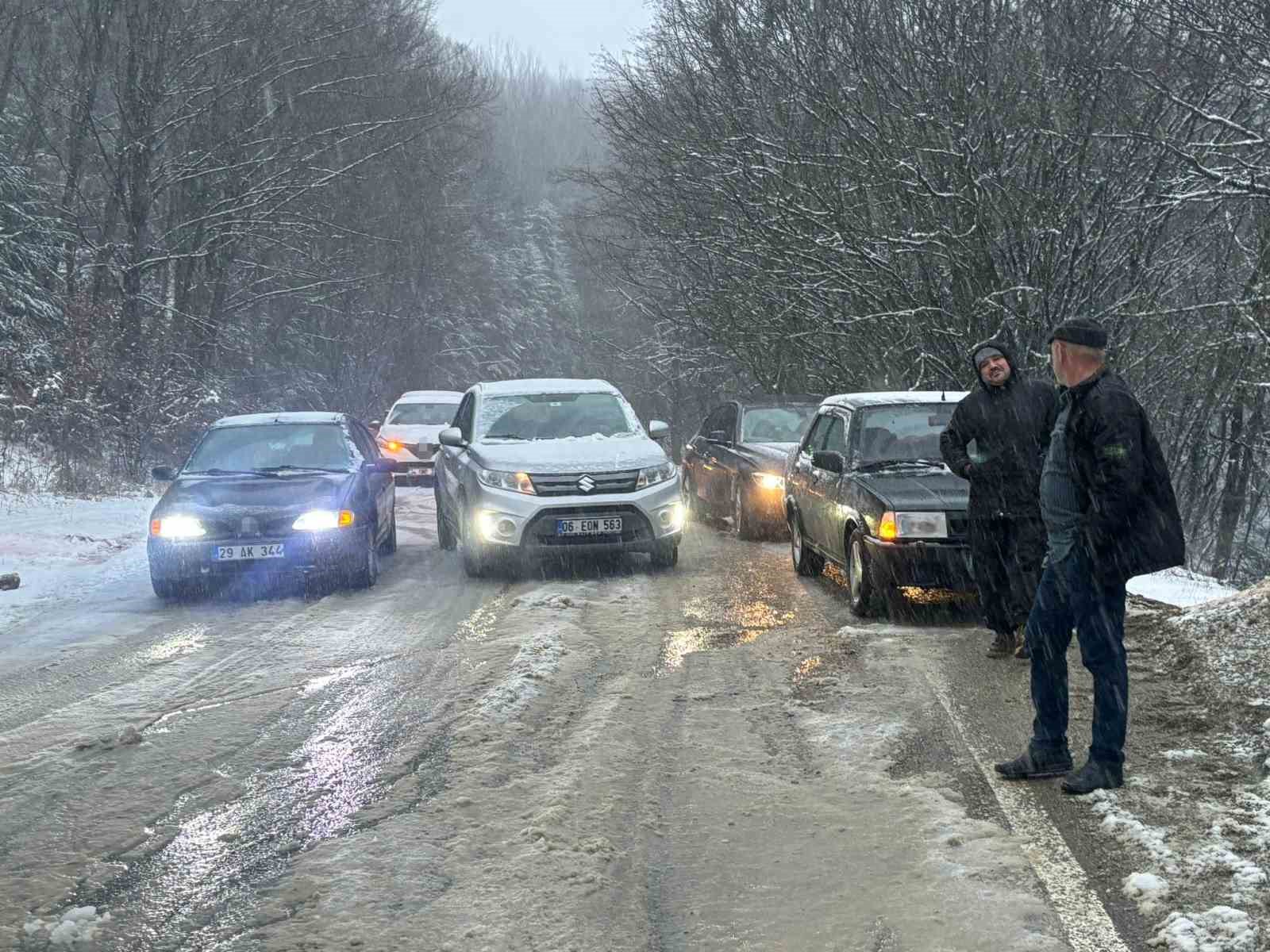 Kış Lastiği Takmayan Sürücüler Yolda Kaldı